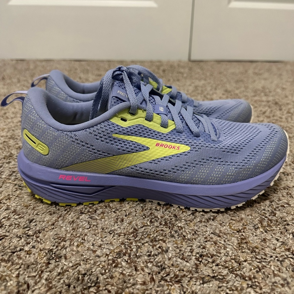 Women’s brooks size 9